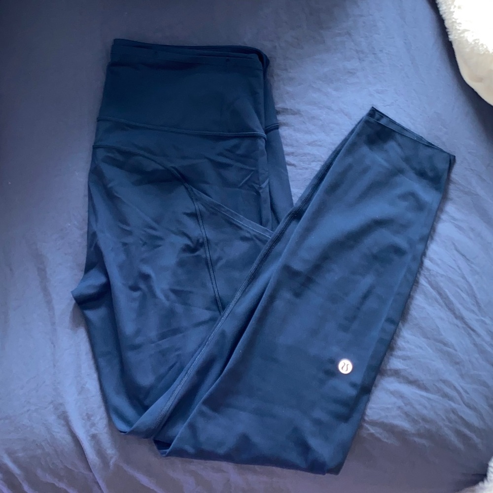 navy blue lulu lemon cropped yogas 8